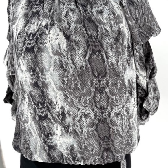NWT Vince Camuto snake print ruffle sleeve blouse - Picture 7 of 12